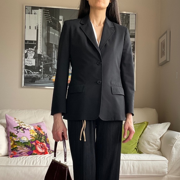 Weekend MaxMara black “swishy” fabric with stretch blazer - Picture 2 of 6